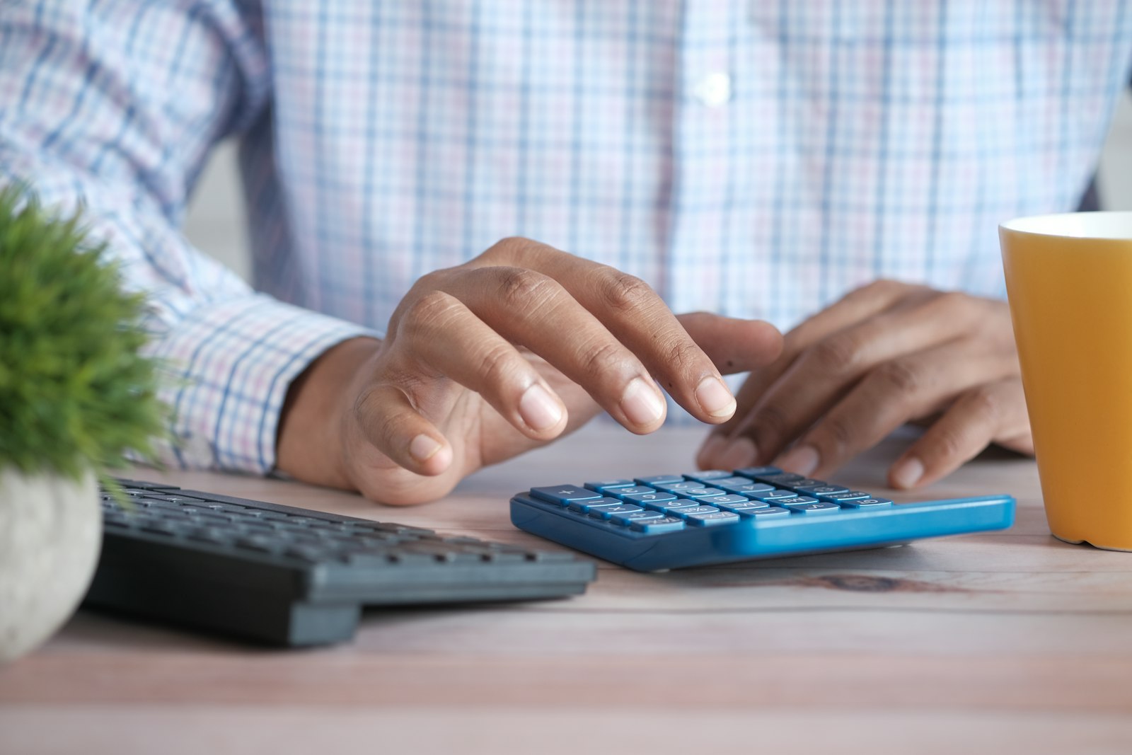 Calculadora sobre un escritorio para calcular el presupuesto de un detective privado