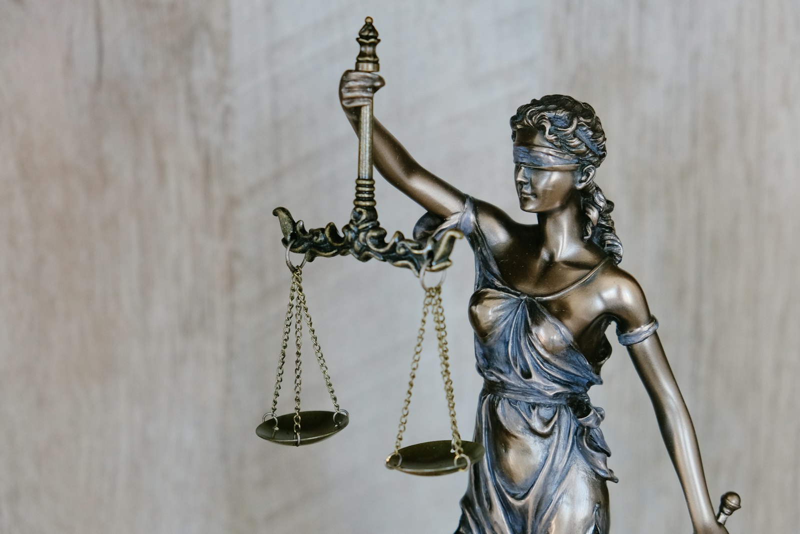 Estatua de la justicia, símbolo de los límites legales del detective privado